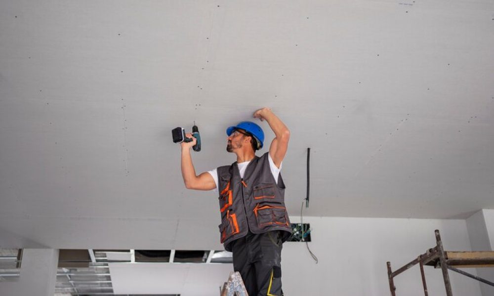 hombre-tiro-medio-parado-escalera_23-2149366704