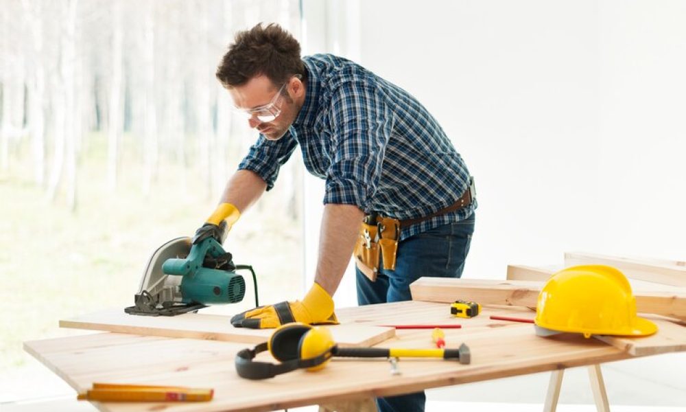 tablon-corte-carpintero-sierra-circular_329181-3731