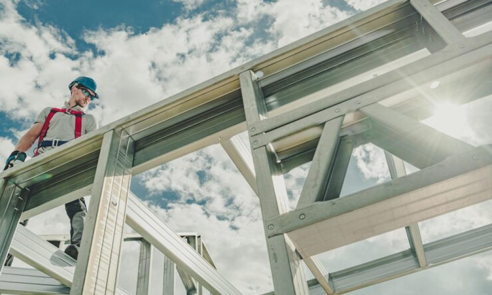 vista-angulo-hombre-que-trabaja-sitio-construccion_1048944-27244075