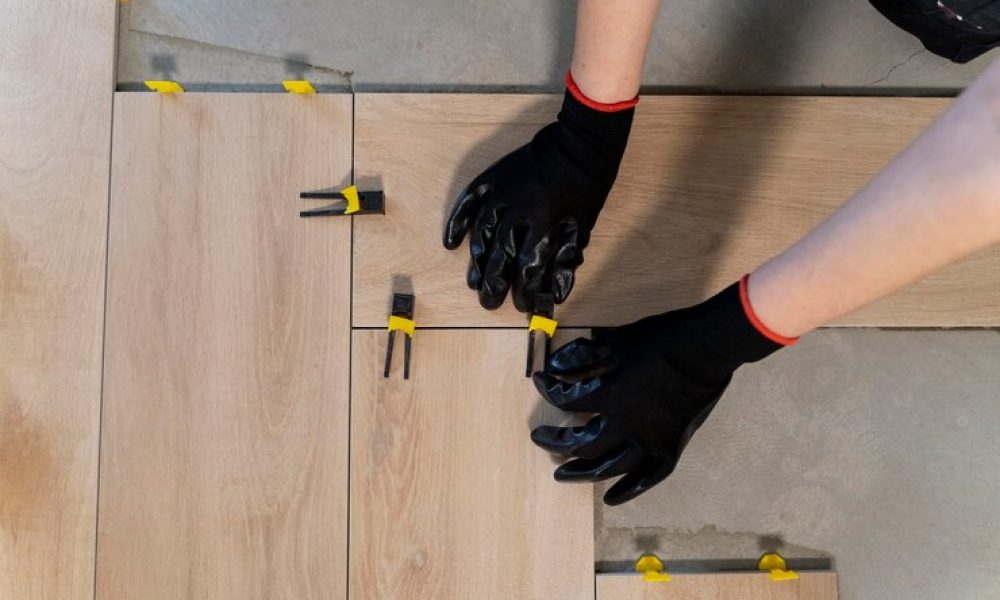 vista-superior-piso-mosaico-trabajador_23-2149343998